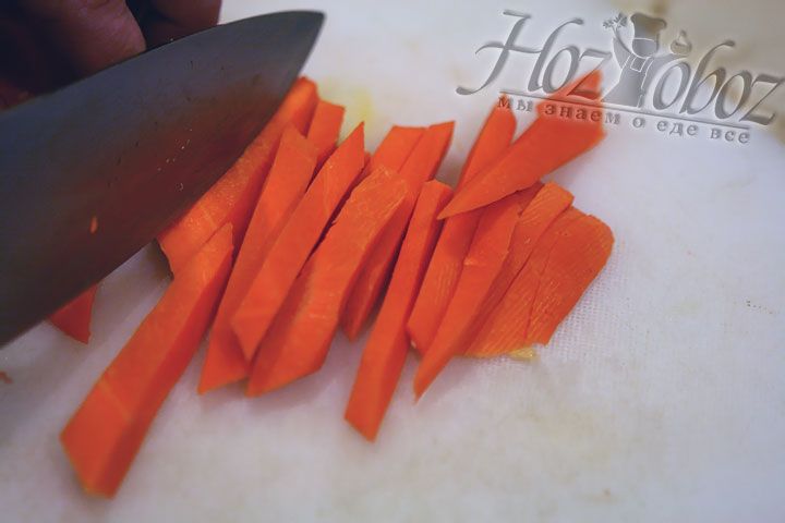 Морковь по азиатской традиции нарезаем крупной  соломкой