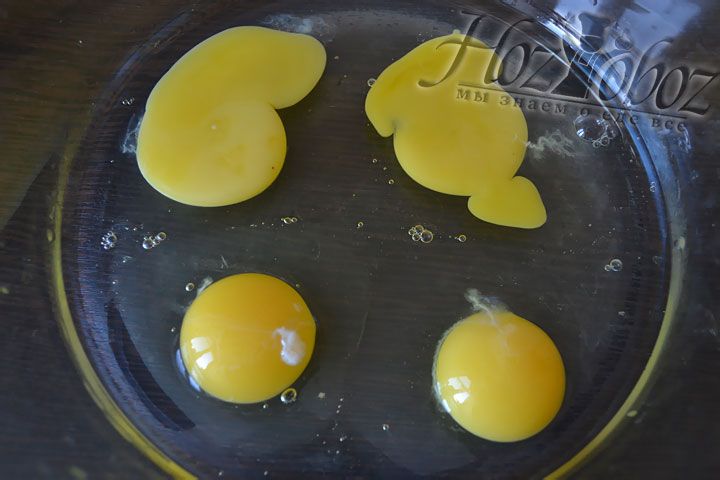 В миске взбиваем яйца