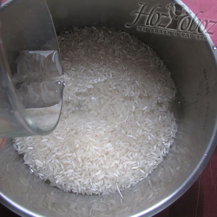 Под холодной проточной водой промоем рис, а затем зальем его водой и оставим минут на 15
