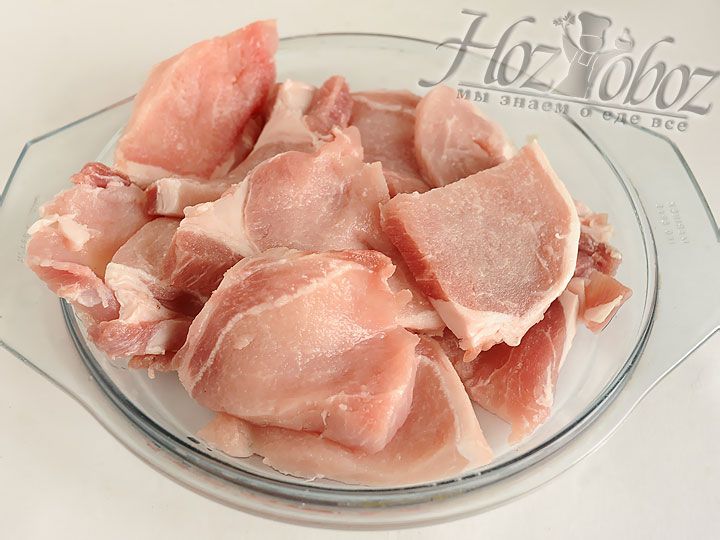 Мясо нарезаем кусками толщиной около 1 см и длиной около 3 см, при необходимости отбиваем и маринуем 15 минут в соли и перце