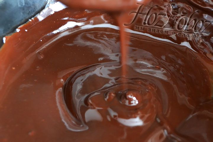 Как только шоколад начнет плавится добавим немного сливочного масла