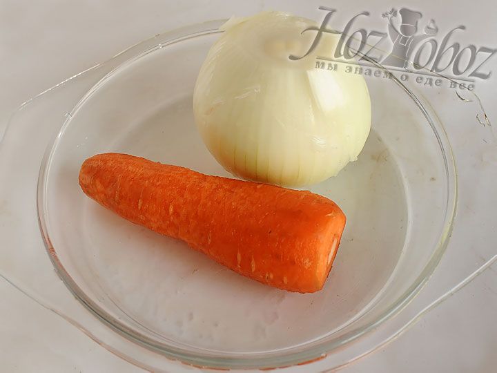 Лук и морковку надо очистить от кожуры ми помыть