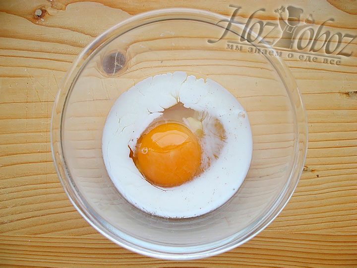 В отдельной миске свзбиваем яйцо с молоком