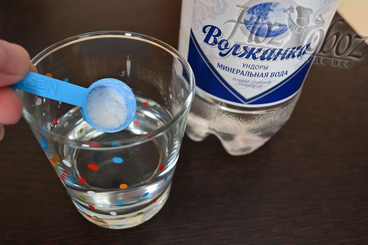 В стакан с минеральной водой добавим немного соли