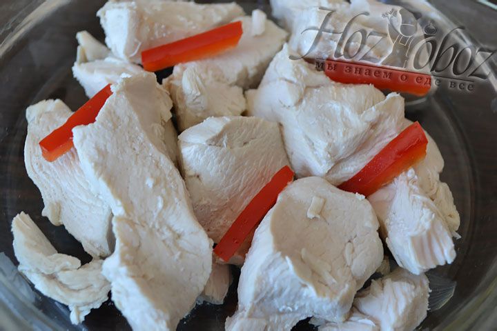 Нарезаем кусочками отварное куриное филе и слегка острый болгарский перец