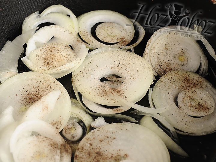 В сотейник с растительным маслом выкладываем лук, который сверху следует посыпать солью и перцем