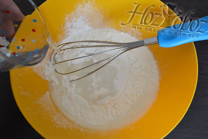 Минералку с солью соединяем с мукой и начинаем замешивать тесто. Тесто должно быть эластичным, упругим и не липнуть к рукам