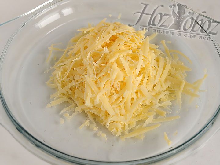 Сыр натираем на терке и минут за 10 до готовности посыпаем им мясо