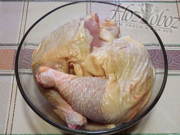 Разрежем курицу на куски примерно одинакового размера