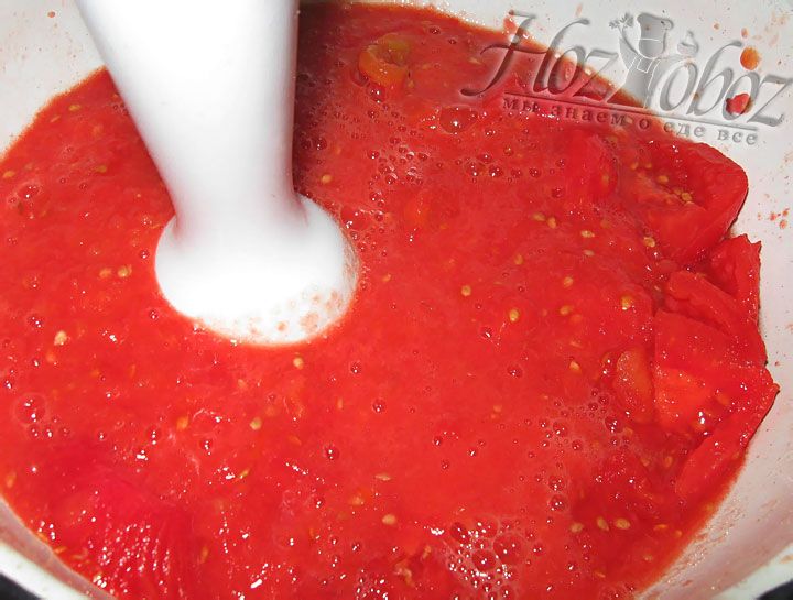 Для соуса используем свежие томаты. Прежде всего обдаем их кипятком, затем снимаем кожицу и измельчаем блендером до жидкой консистенции