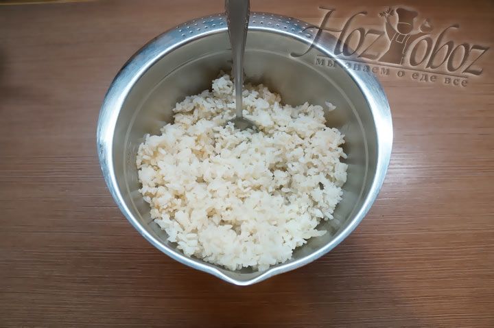 Чтобы рис остыл перекладываем его в глубокую посуду