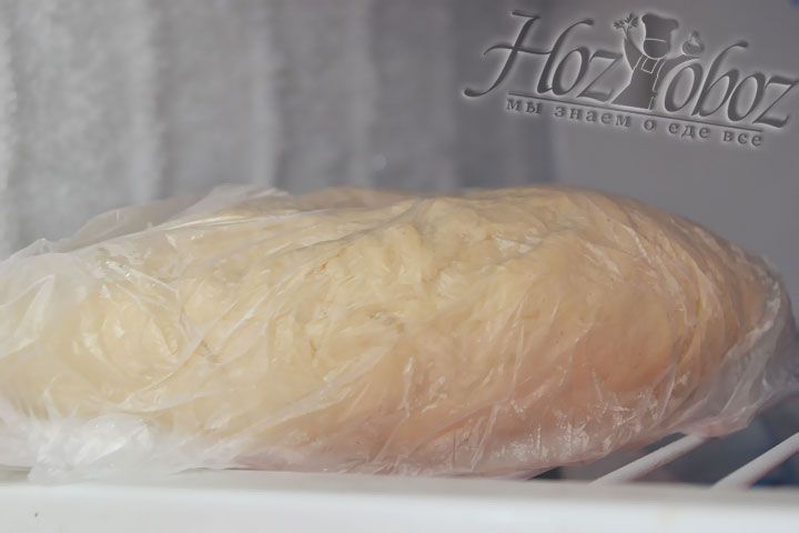 Готовое тесто, которое получится очень плотным, необходимо обернуть пленкой, а затем поместить в морозилку на 10 минут