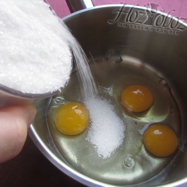 Яйца растираем с сахаром