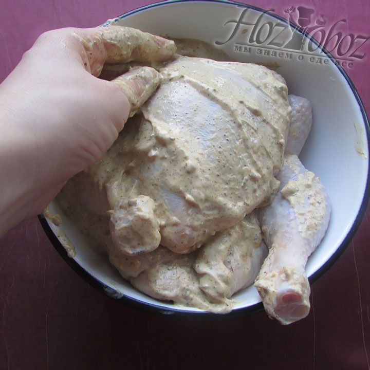 Вначале натираем курицу соусом, а затем остатки помещаем внутрь туши