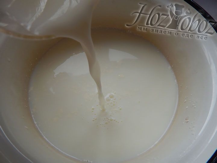 Наливаем молоко в эмалированную емкость