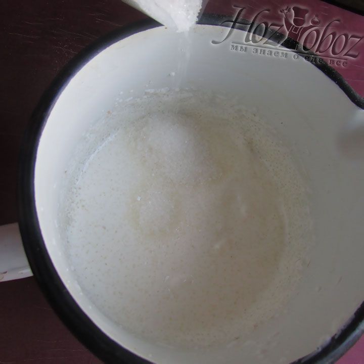 Для крема соединим чашку сметаны и 250 грамм сахарного песка