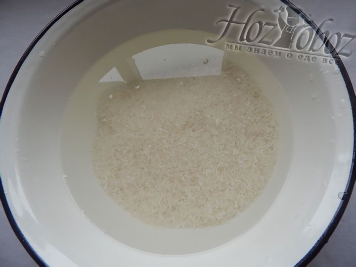 Промытый рис надо оставить в холодной воде не менее чем на 15 минут