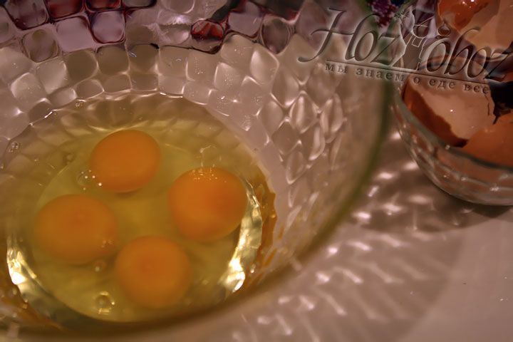 В миску помещаем белки и желтки двух яиц