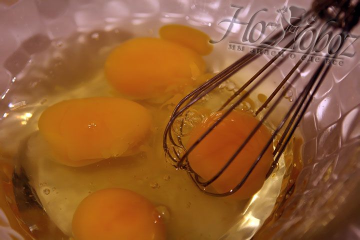 Размешиваем яйца вручную венчиком
