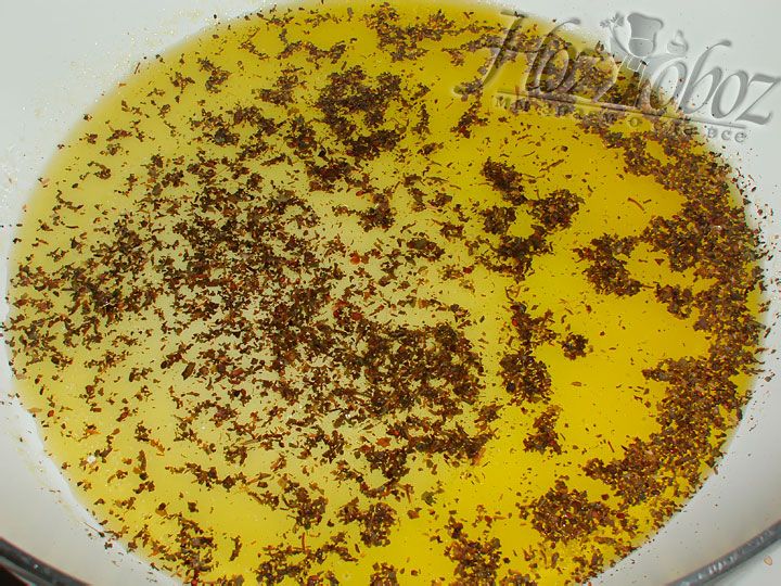 Лук и чеснок очищаем и измельчаем, после чего обжариваем в глубокой сковороде на оливковом масле вместе с сушеным базиликом и солью