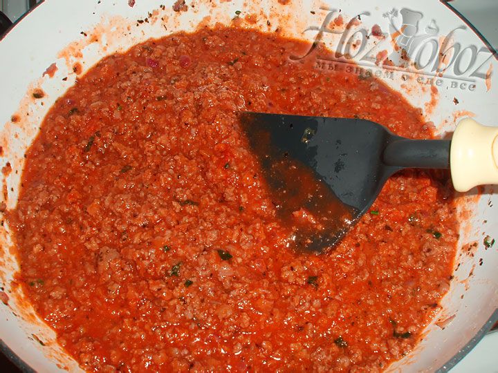 Помешивая, вводим томатную пасту