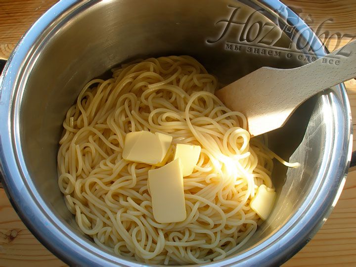 Добавьте в спагетти пару кусочков сливочного масла и перемешайте