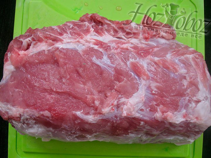 Мясо моем и осушим. Если кусок очень большой, его следует разрезать пополам. Так мясо лучше приготовиться.
