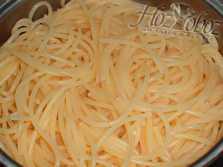 Варить спагетти следует до состояния "al dente" примерно 8 минут. Готовую пасту освободим от воды и дадим ей стечь
