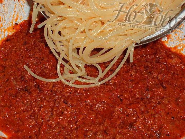 Готовые спагетти выкладываем в сковородку с приготовленным мясным фаршем и оставляем пропитываться на 3-5 минут