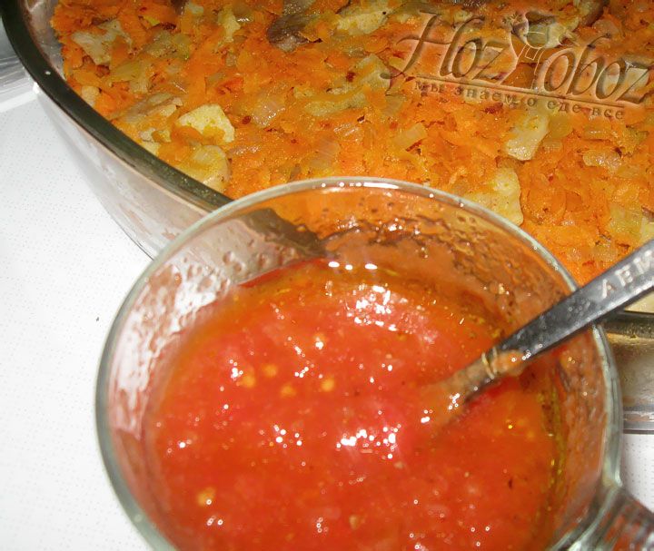 В томатную пасту, сок или пюре из помидоров добавляем ложку сахара, соль и специи, а также немного оливкового масла