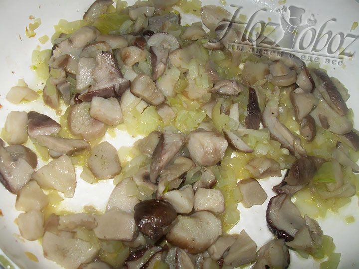 В лук кладем кусочки грибов, затем приправляем овощи и тушим вместе не менее 10 минут