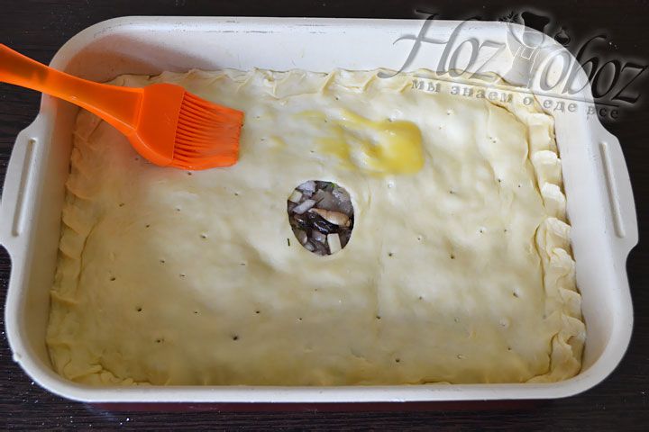 Смажьте верхний слой яичным желтком и выпекаем в духовке при температуре 180 градусов в течении 40 минут. Не забудьте предварительно разогреть духовку
