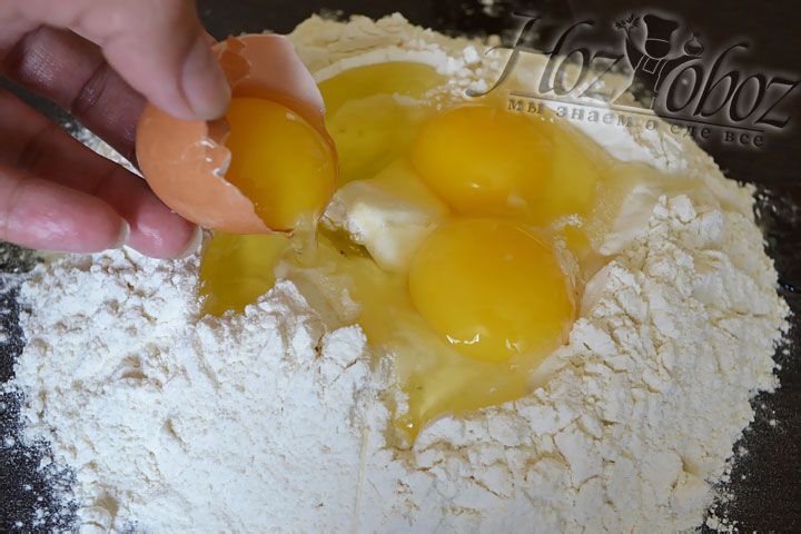 В углубление в муке  разбиваем яйца из расчета 1 яйцо на 100 г муки