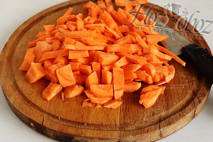 Теперь нарезаем морковь, но не сильно мелко