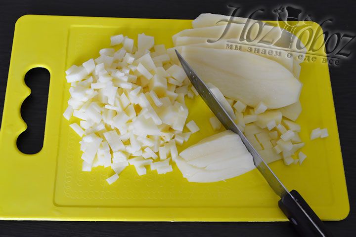 С молодой картошки снимите тонким слоем кожицу и нарежьте разными способами: кольцами, соломкой, кубиками