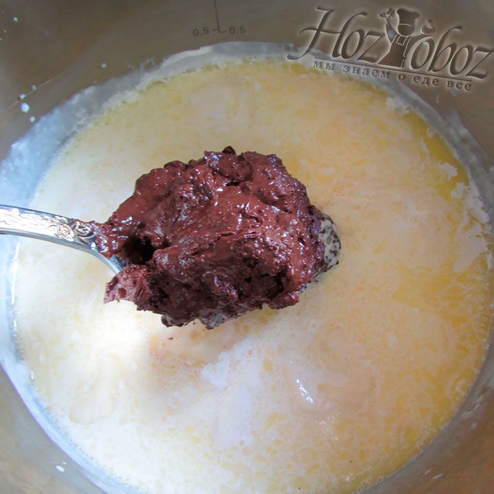На данный момент вылейте растопленный шоколад в емкость со сливками