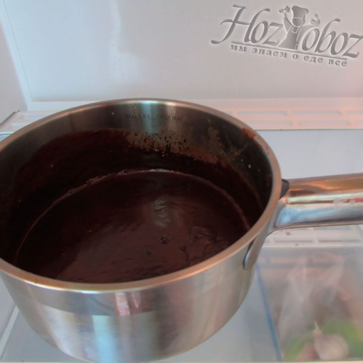 Дайте шоколадной смеси немного остыть и отправляем в холодильник на 3 часа
