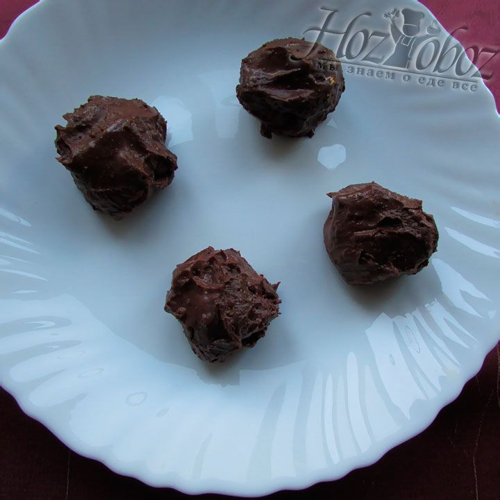 Для удобства выкатываем шоколадные шарики на тарелку