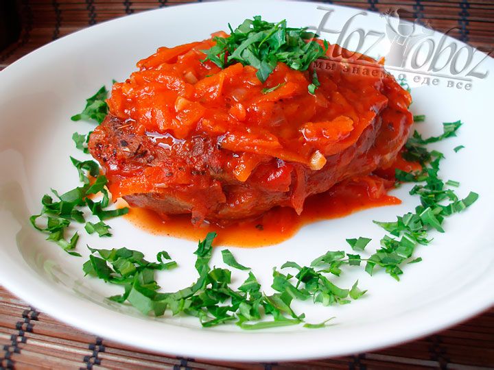 Для подачи выкладываем мясо на тарелку и обильно поливаем соусом. Сверху блюдо желательно украсить свежей зеленью