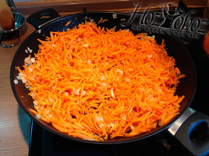 По достижению луком прозрачного вида введем тертую морковку и постоянно помешивая 15 минут будем все жарить