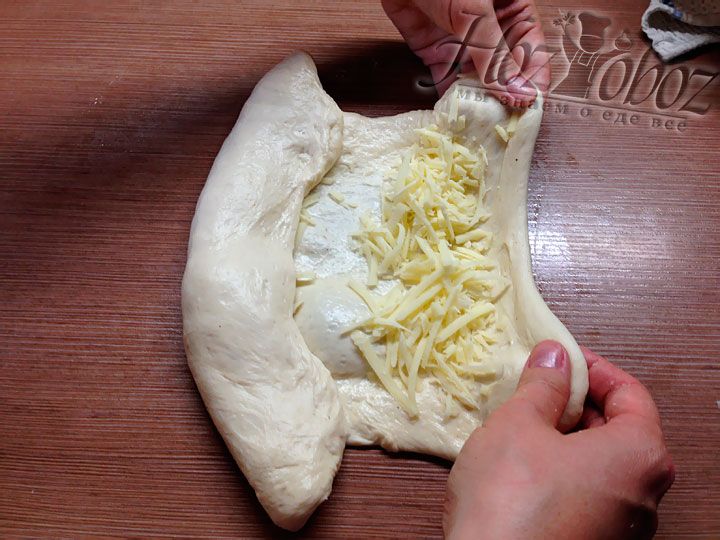 С каждой стороны прямоугольника насыпаем сыр и сворачиваем края трубочкой