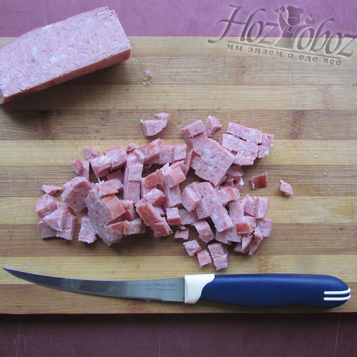 Нарезаем кубиками колбасу