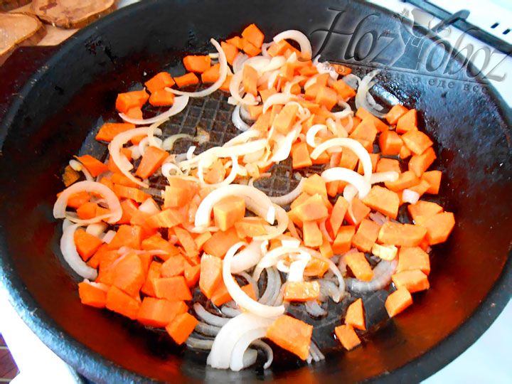 Затем в растительном масле на разогретой ранее соковороде обжариваем лук и морковь, а затем добавляем измельченный чеснок