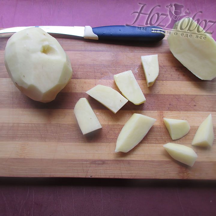 Нарезаем небольшими кусочками очищенные картофельные клубни