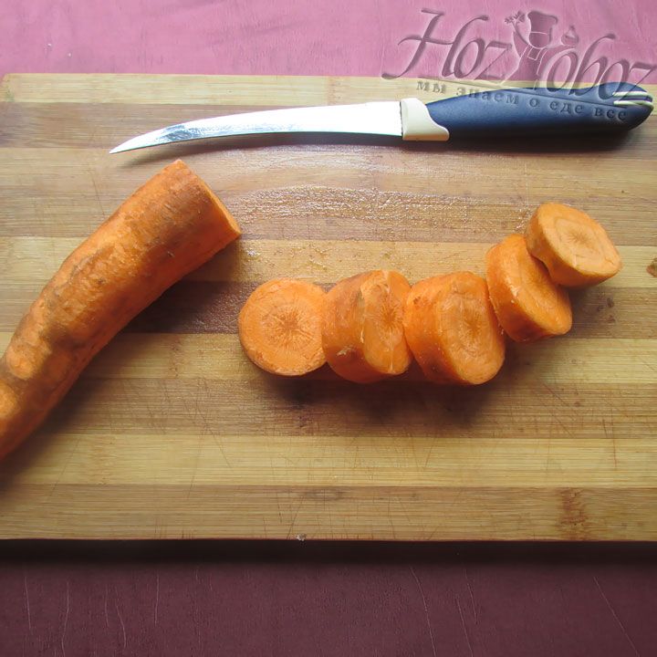 Морковь необходимо очистить и нарезать кольцами