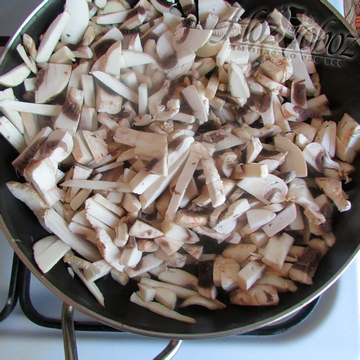 Отдельно обжариваем на сковородке нарезанные грибы