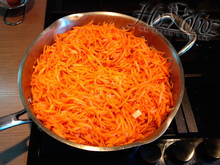 Добавляем в сковородку с луком тертую морковь и жарим овощи примерно 10 минут