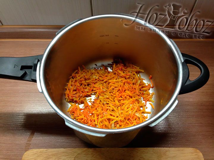 Для тушения кабачков используем кастрюлю с толстым дном и насыпаем в нее 3 столовых ложки обжаренной моркови