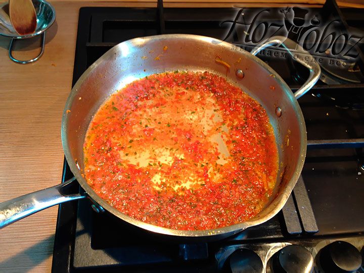 Чтобы приготовить соус помещаем в сковородку томатный соус или домашнюю заготовку из томатов, зелени и болгарского перца