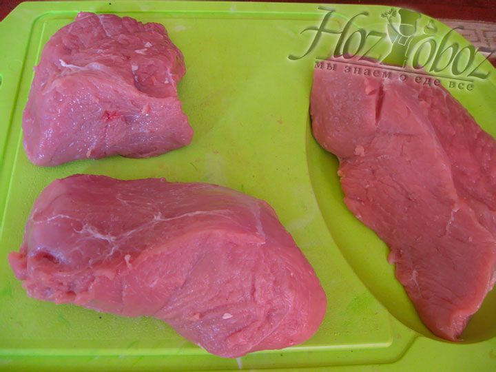 Для начала делим мясо на крупные порционные куски